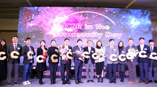 CJ대한통운은 지난 3일 서울 베스트 웨스턴 프리미어 서울가든호텔에서 개최된 '2019년 지역사회공헌 인정의 날' 행사에서 지역사회공헌 인정 기업으로 선정됐다고 4일 밝혔다. 사진은 CJ대한통운 관계자들이 지역사회공헌 인정 기업 수상 이후 기념촬영을 하는 모습. <CJ대한통운 제공>